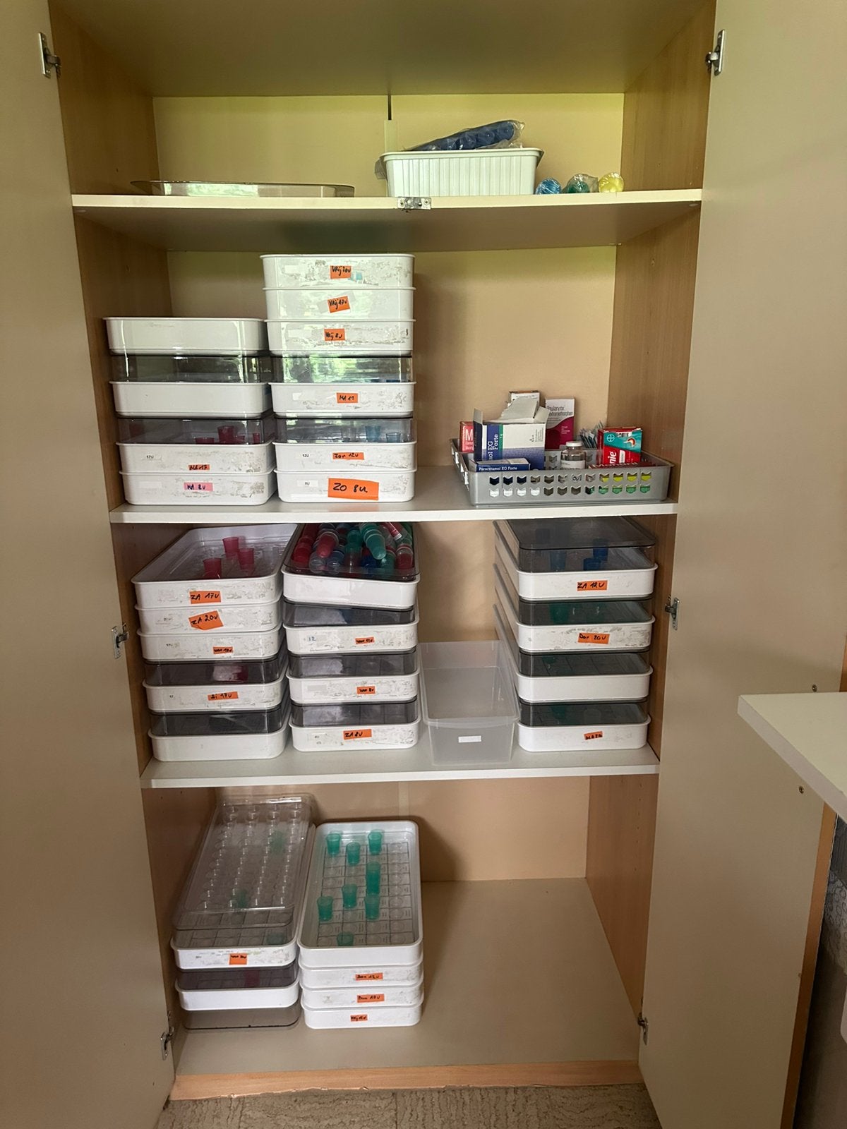 Te koop: Lot van 25 medicatie bakken voor zorg/verpleging., Ophalen