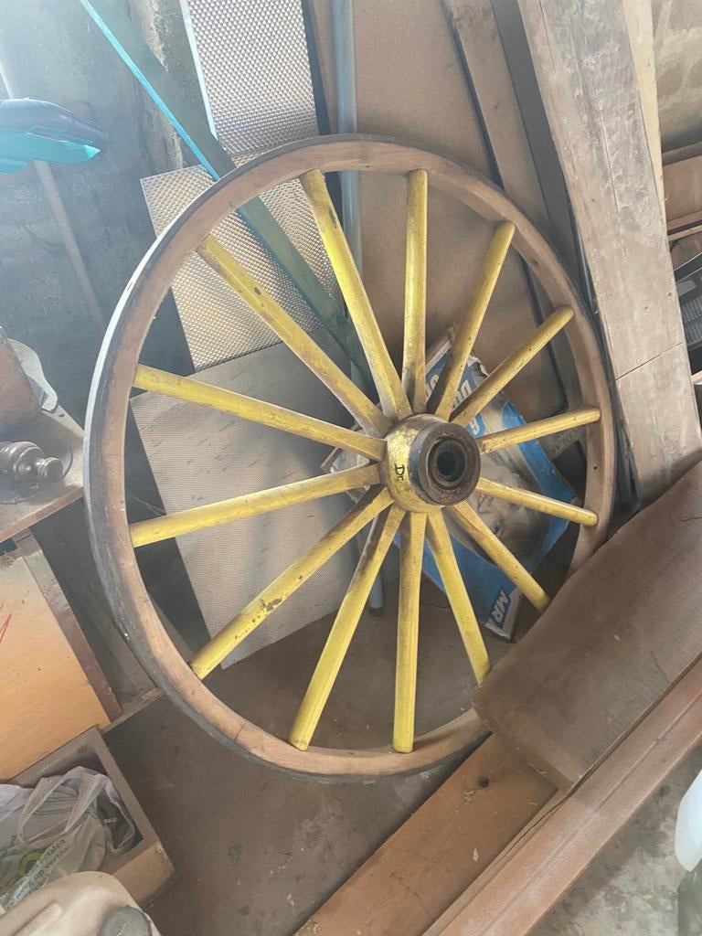 Oud houten metalen karrenwiel, Ophalen