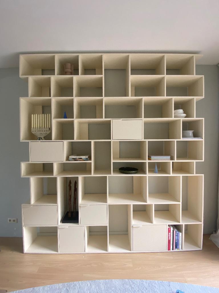 Grote boekenkast in crèmekleur, Huis en Inrichting, Ophalen, Kunststof, Met deur(en), 200 cm of meer