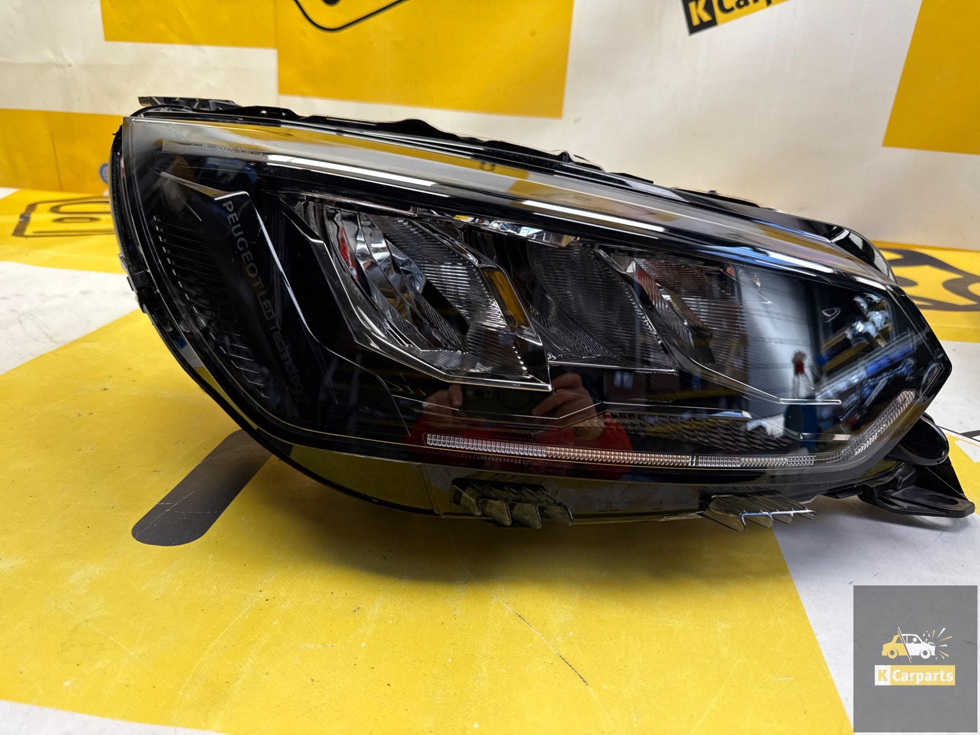 Phare droit PEUGEOT 208 FACELIFT II 2 2008 II 2 LED 19-2025, Taurusavenue 1
2132 LS  Hoofddorp, NL, Contact.group@renault.com