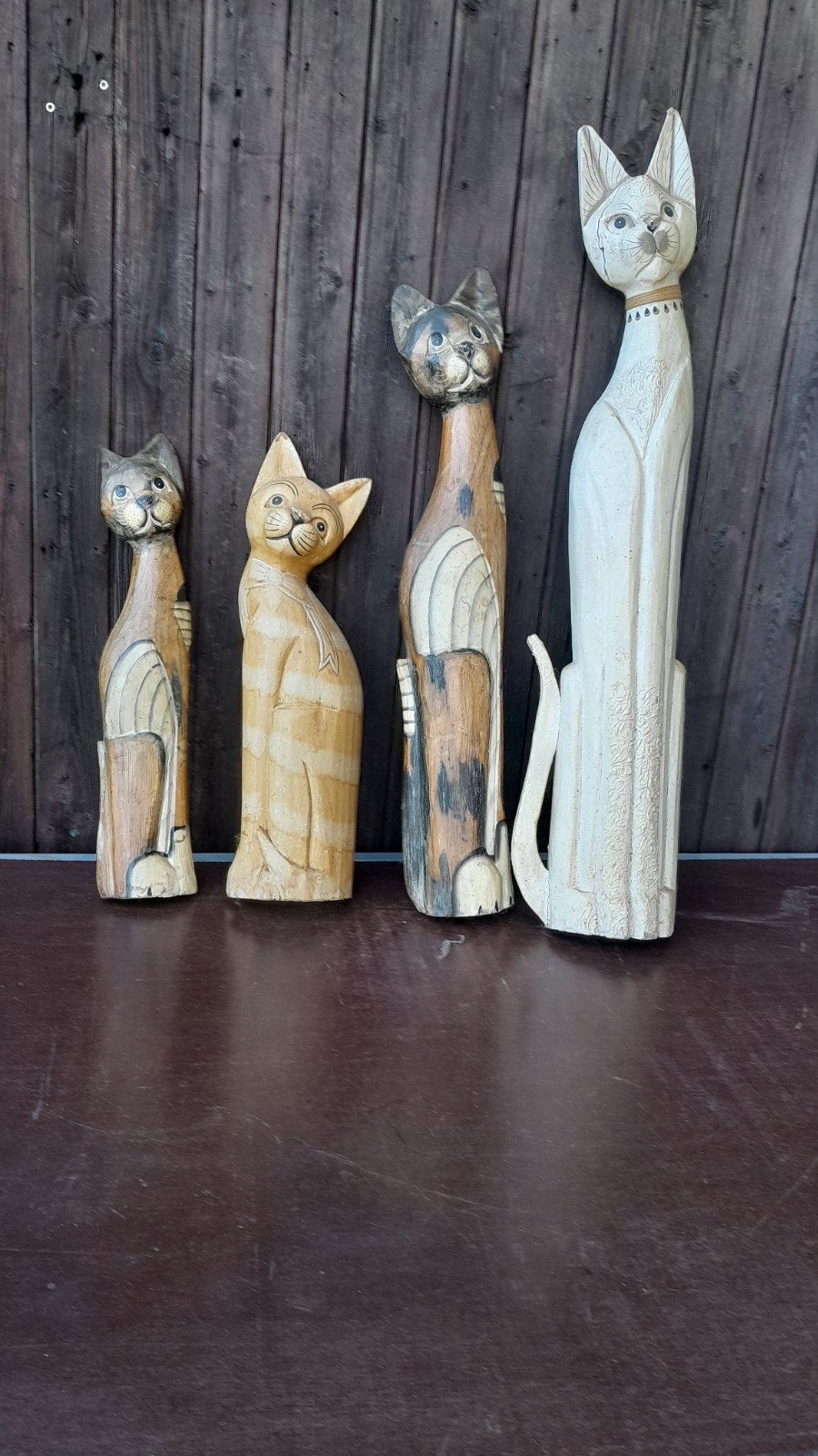 Statues de chat en bois, Enlèvement, Bois