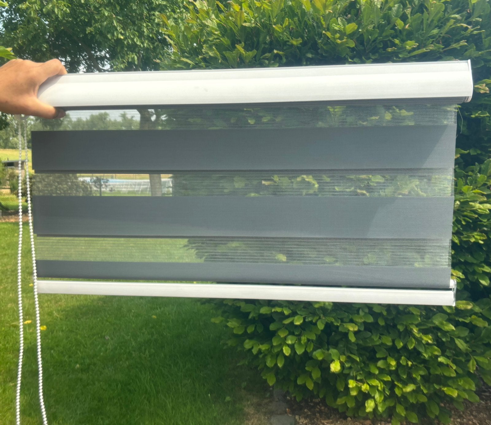 Rolgordijn in between, Doe-het-zelf en Bouw, Rolluiken, Ophalen, Zo goed als nieuw, Grijs