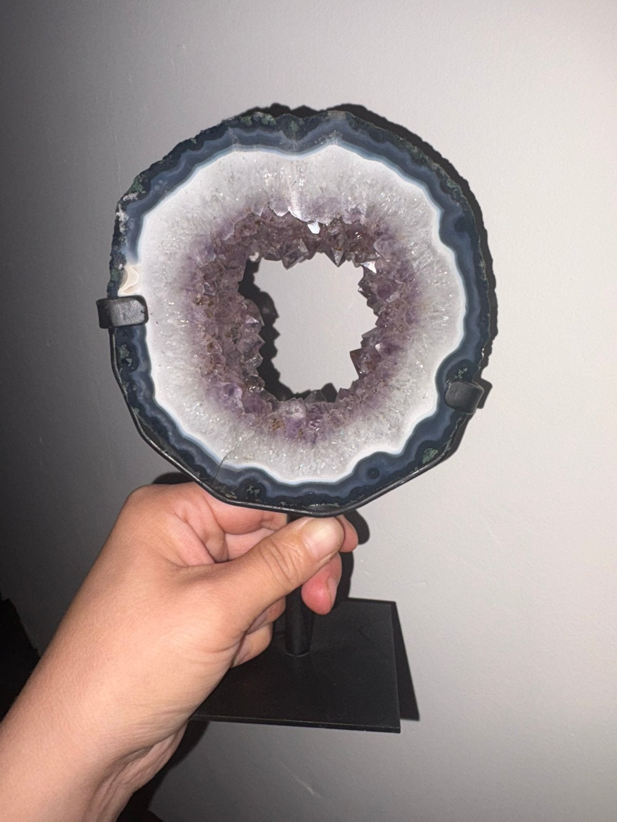Portail en améthyste violette avec agate, Enlèvement