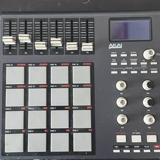 Akai Professional MPD26 – Contrôleur MIDI USB à 16 pads, Ophalen, Gebruikt