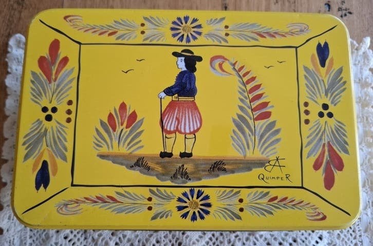 Frans geel Quimper blik met Bretonse afbeelding, Bretagne, Verzamelen, Blikken, Ophalen of Verzenden, Gebruikt, Koek(jes), Overige merken