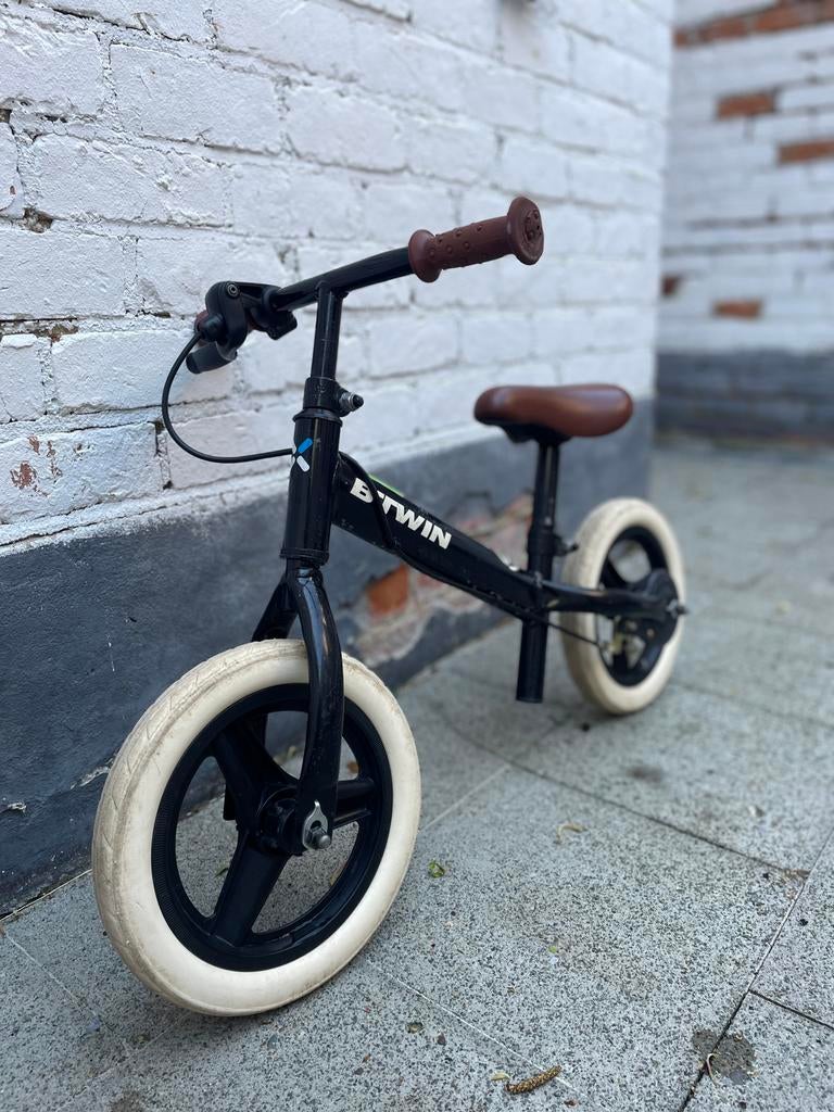 Loopfiets decathlon - zwart, Kinderen en Baby's, Speelgoed | Buiten | Voertuigen en Loopfietsen, Ophalen, Gebruikt, Loopfiets