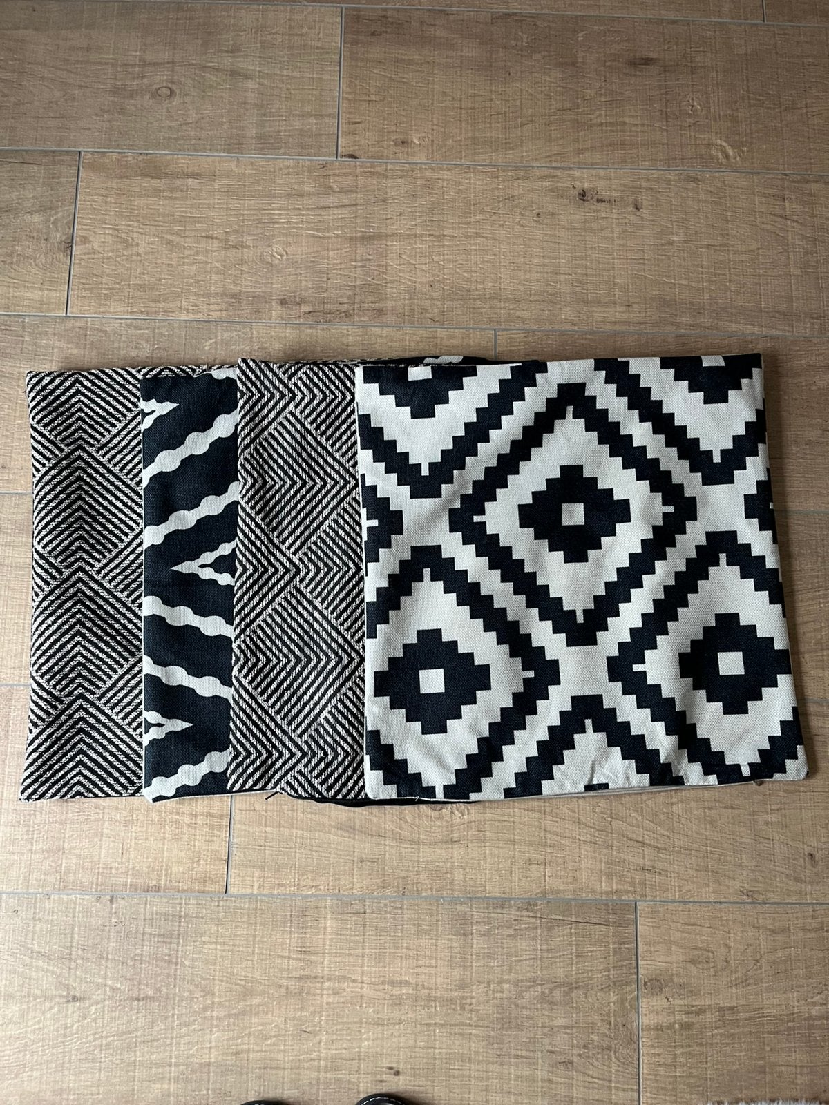 4 housses de coussins décoratifs 45 x 45 cm noir et blanc, Maison & Meubles, Enlèvement, Housse de coussin, Noir, Carré