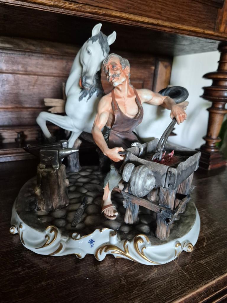 “Groot handbeschilderd biscuit porseleinen beeld – hoefsmid, Ophalen