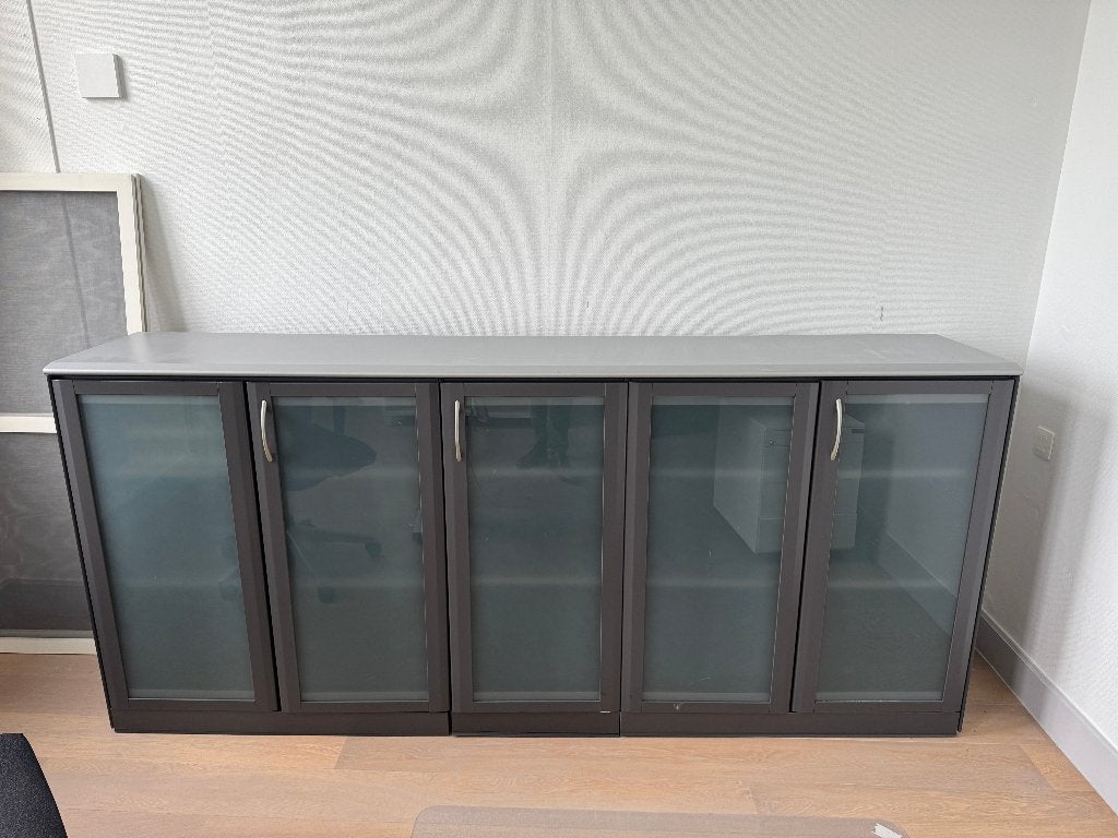 ruime kast in grijze tinten met melkglas, Ophalen, 200 cm of meer, Glas, 50 tot 75 cm