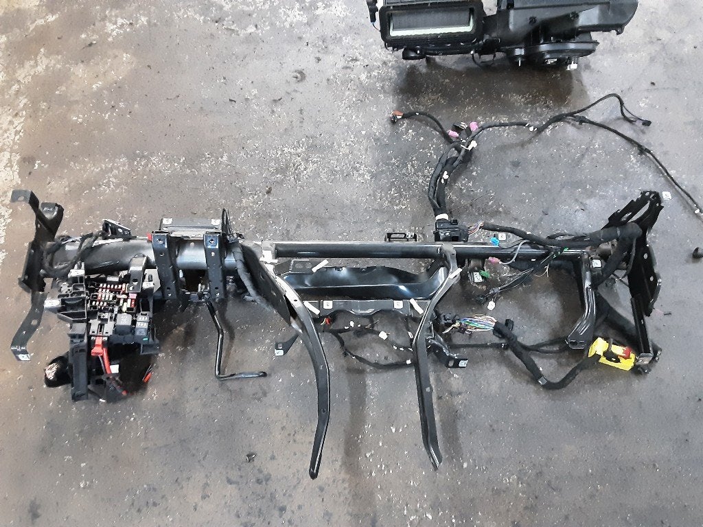 CADRE DE TABLEAU DE BORD Audi Q3 (F3B) (01-2018/06-2021), Auto-Union-Straße  1,
85057  Ingolstadt, DE, Info@audi.de, Audi, Utilisé