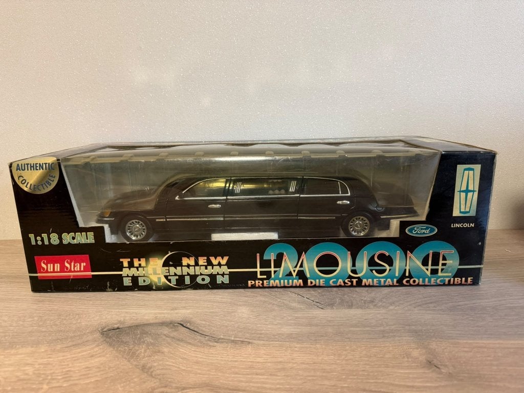 Sun Star Lincoln Town Car Limousine 2000 - 1:18, Ophalen, Zo goed als nieuw, Auto, Sun Star