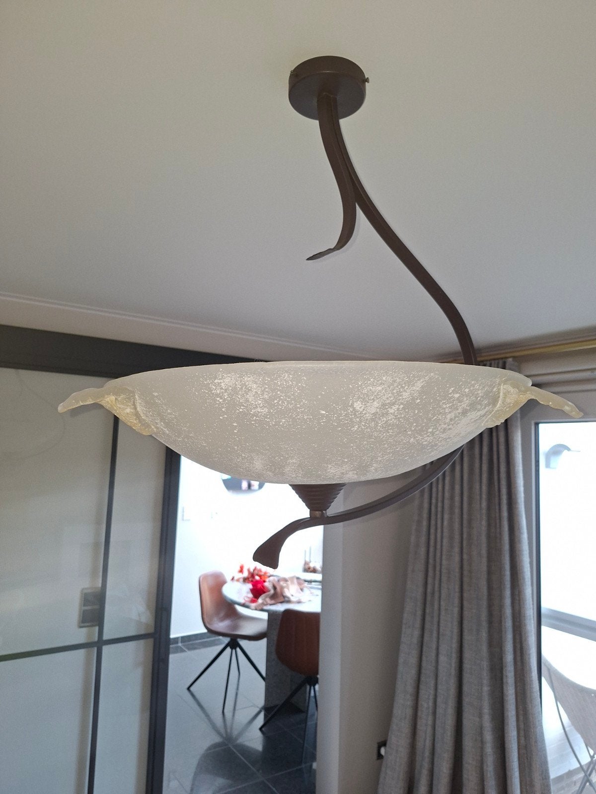 Mooie  luster vr woonkamer. Metaal kader en  glazen schelp, Klassiek, Comme neuf, Enlèvement, E27 (grand)