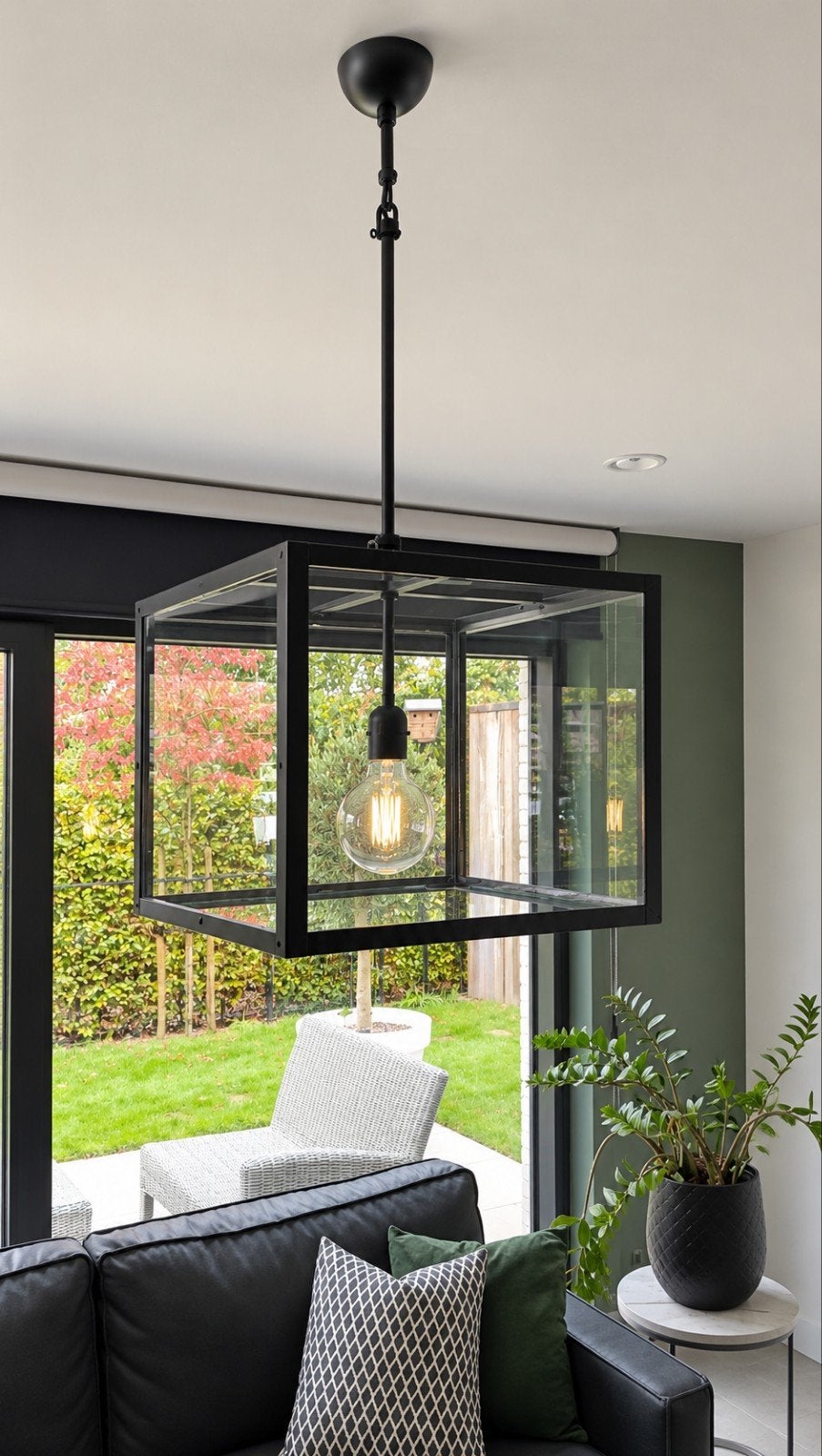 zwarte glazen hanglampen. 2 stuks van Charell, Huis en Inrichting, Ophalen, Modern/landelijk, E27 (groot), Glas