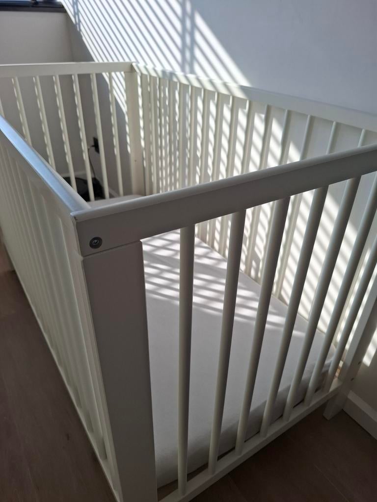 Lit bébé réglable en hauteur (rarement utilisé) à vendre, Enfants & Bébés, Berceaux & Lits, Comme neuf, Autres types, Enlèvement