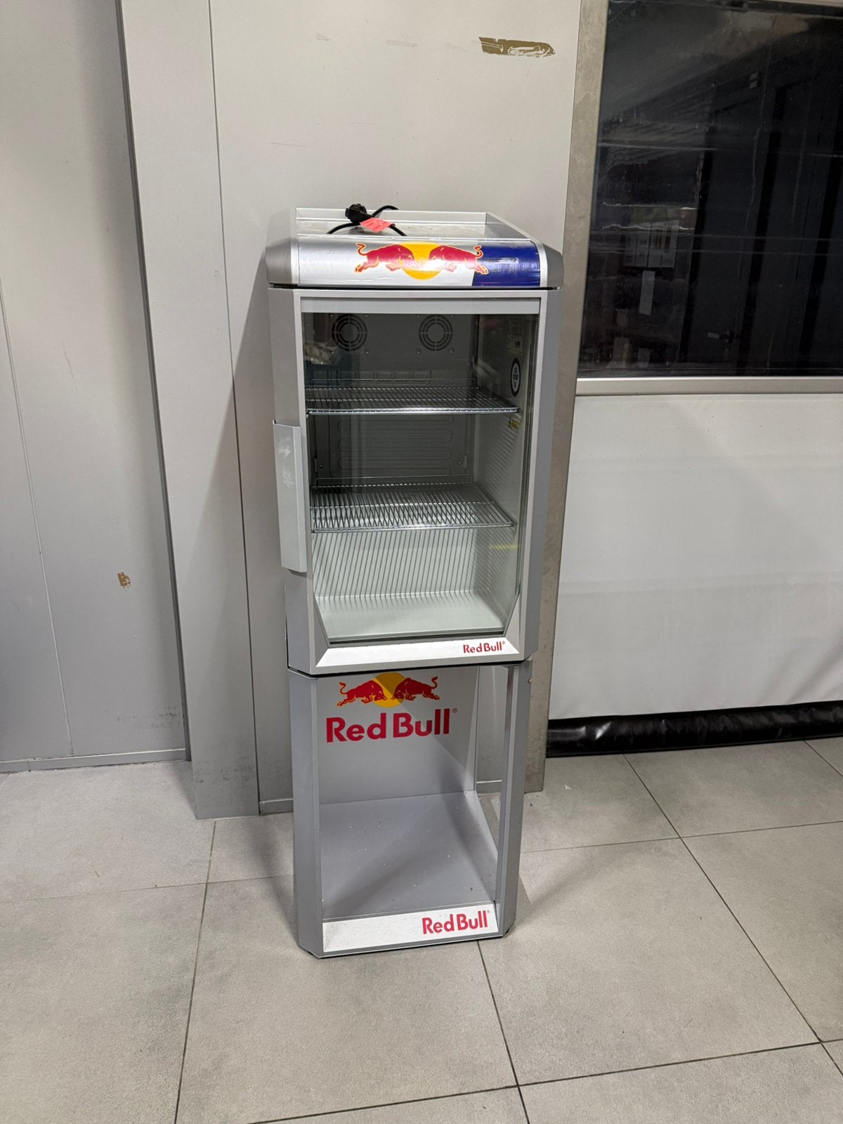 Redbull frigo met stand, Ophalen, Zo goed als nieuw