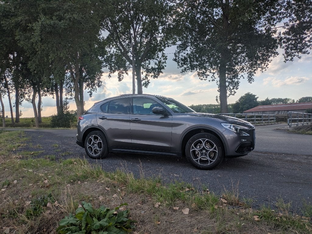 Alfa Romeo Stelvio 2.0 Turbo Q4 B-Tech full option, Autos, Cuir, Argent ou Gris, Achat, Noir