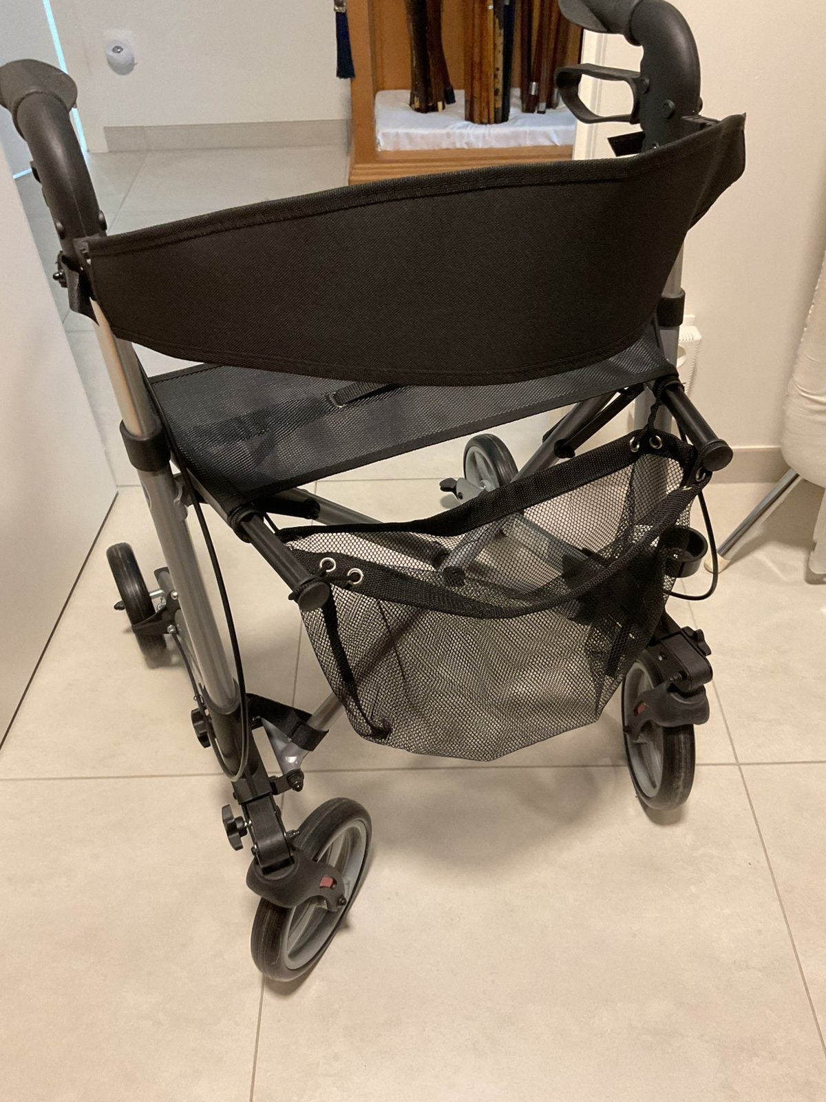Rollator lichtgewicht van de firma Vermeiren (niet gebruikt), Ophalen, Zo goed als nieuw