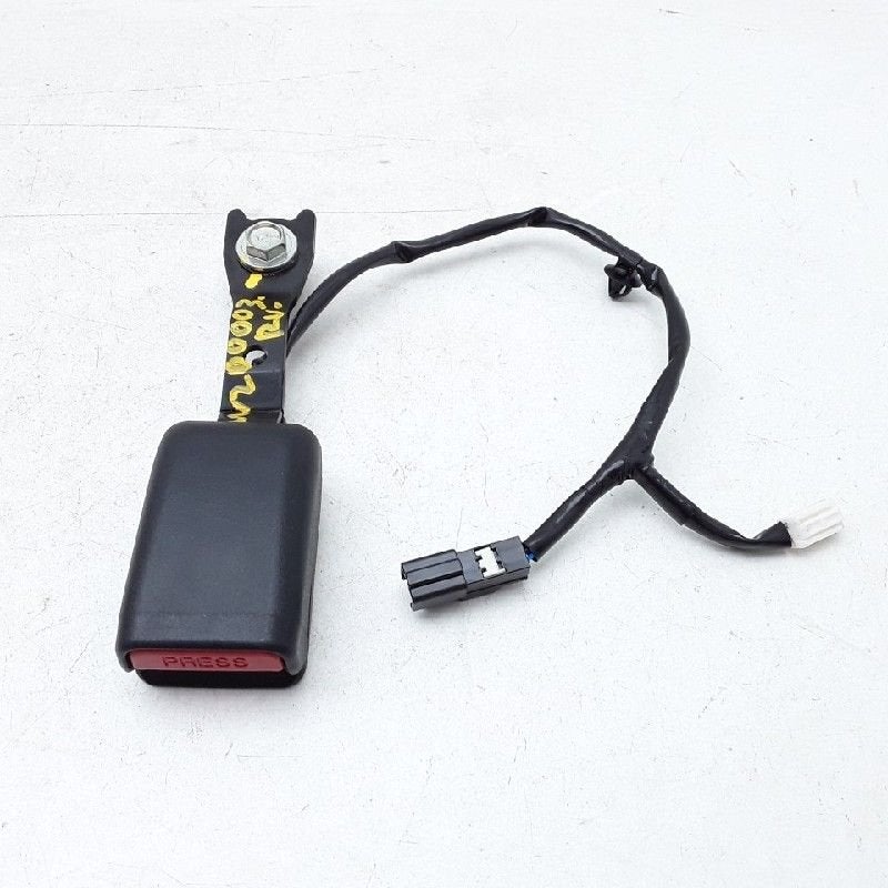 BOUCLE DE CEINTURE DE SECURITE AVANT DROIT Space Star (A0), Utilisé, Mitsubishi