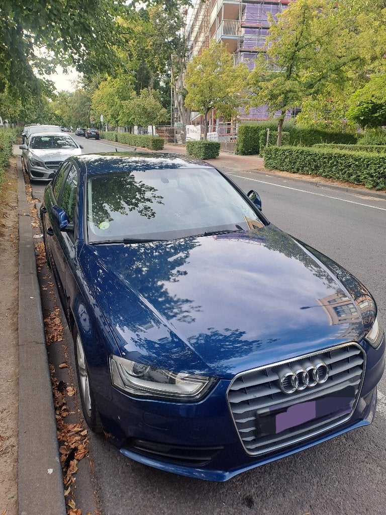 Audi A4 euro 6, Auto's, Voorwielaandrijving, 4 deurs, Blauw, A4