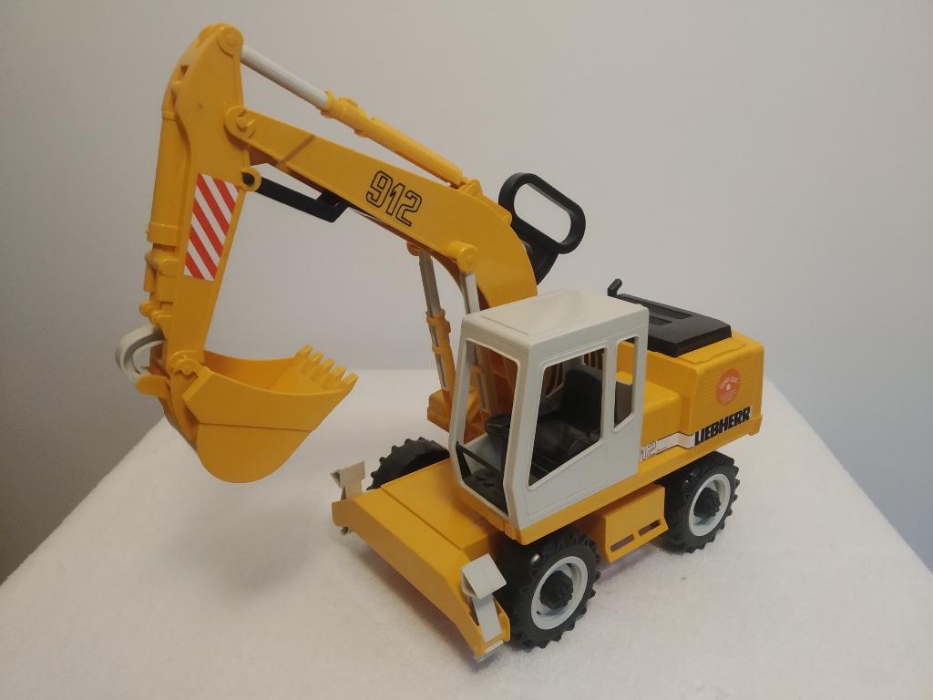 Bruder : pelleteuse Liebherr + jeep, Enfants & Bébés, Enlèvement, Comme neuf