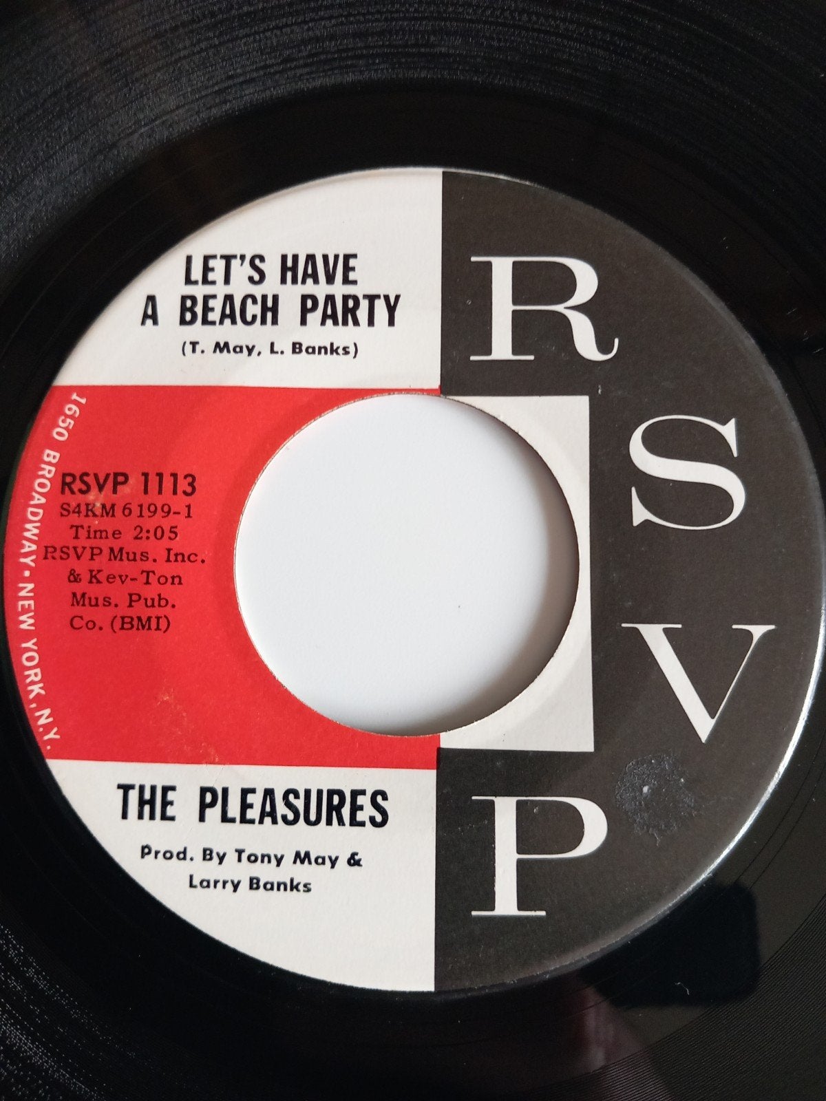 THE PLEASURES. LET'S HAVE A BEACH PARTY. POPCORN US 45T, Ophalen of Verzenden
