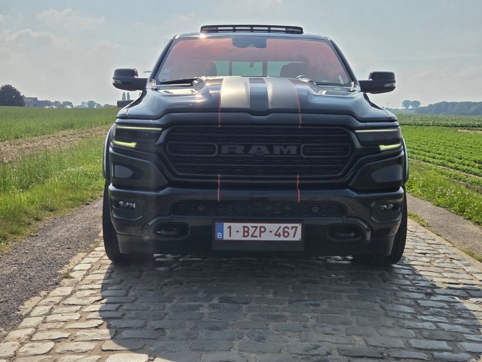 Dodge RAM 5.7 v8 32000km digitaal dashbord, Auto's, Dodge, Automaat, Stuurwielverwarming, Zwart, Leder