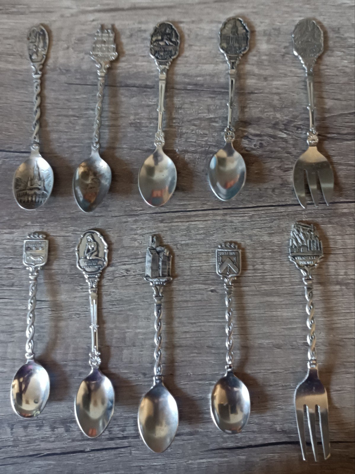 Lot de dix cuillères à dessert souvenir, Enlèvement ou Envoi