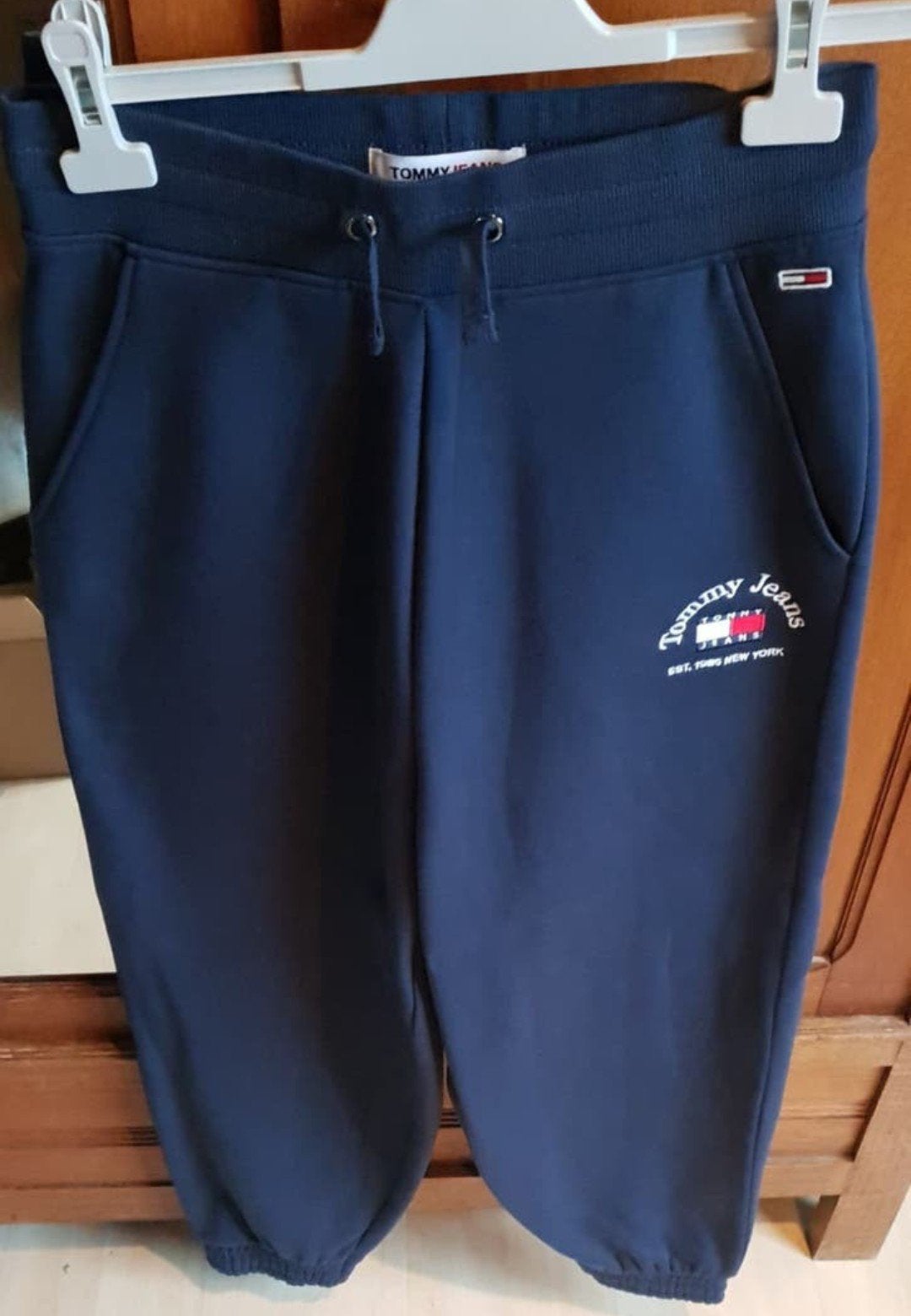 Tommy Jeans joggingbroek donkerblauw maat S ongedragen, Blauw, Ophalen of Verzenden, Zo goed als nieuw, Maat 36 (S)