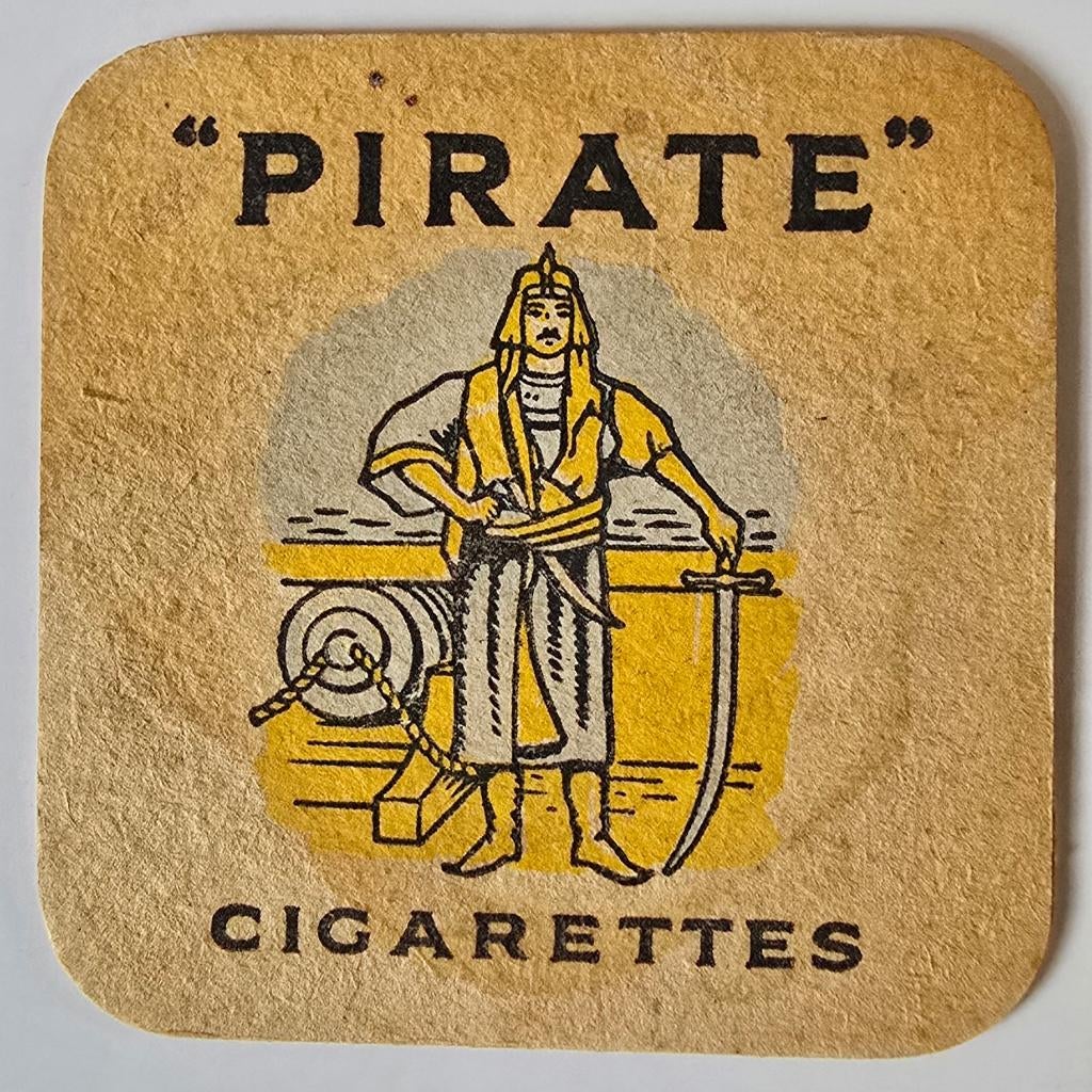 Cigarettes PIRATE sous-bock bierviltje bierdeckel coaster, Collections, Marques de bière, Utilisé, Sous-bock, Enlèvement ou Envoi