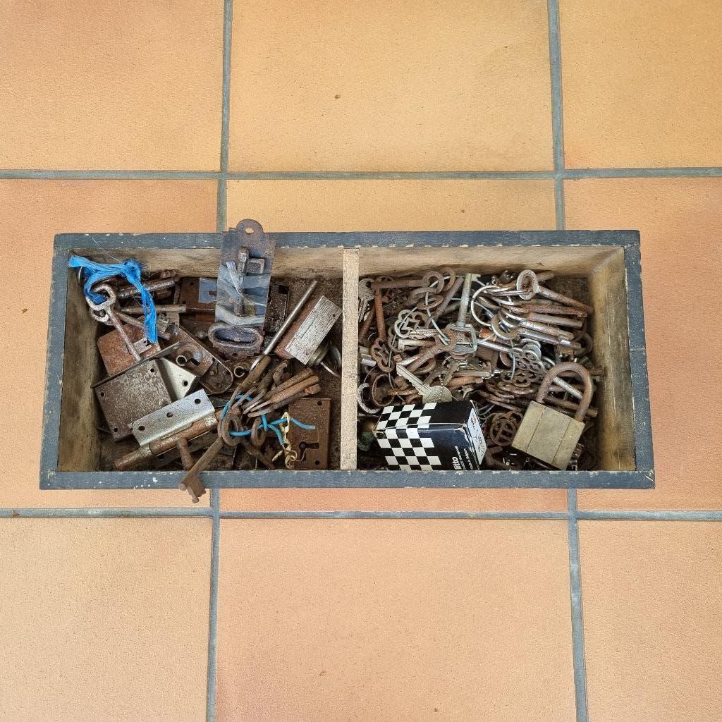 Clés, serrures et ferrures de portes anciennes, Enlèvement ou Envoi, Utilisé, Fer, Autres types