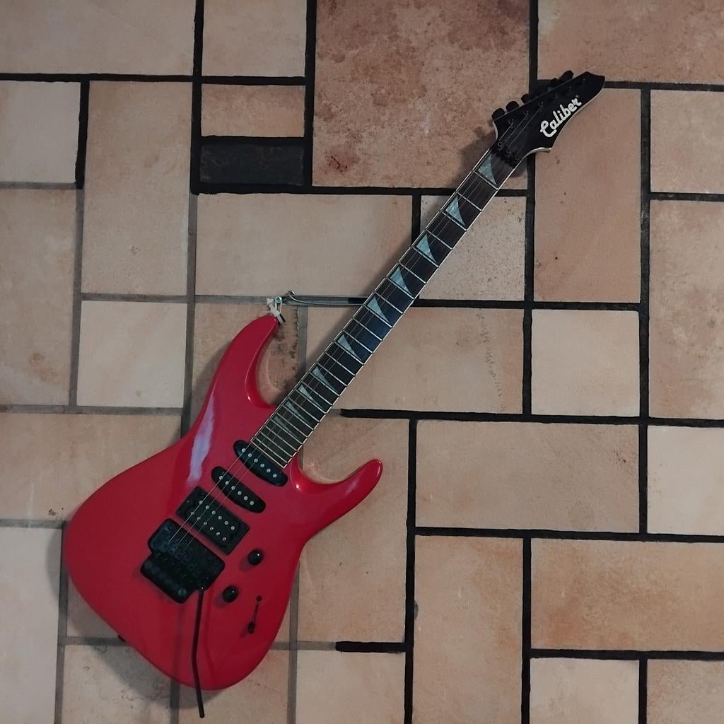 Caliber elektrische gitaar met Tremelo, Musique & Instruments, Instruments à corde | Guitares | Électriques, Enlèvement