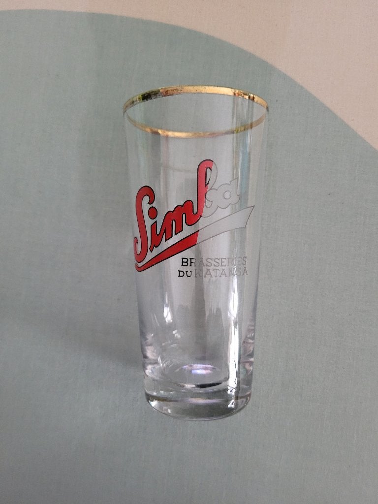 ancien verre à bière Simba brasserie du Katanga défaut, Collections, Enlèvement ou Envoi, Utilisé, Verre ou Verres, Autres marques