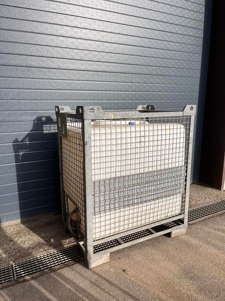 Ibc opslagtank in stapel kooi, Ophalen
