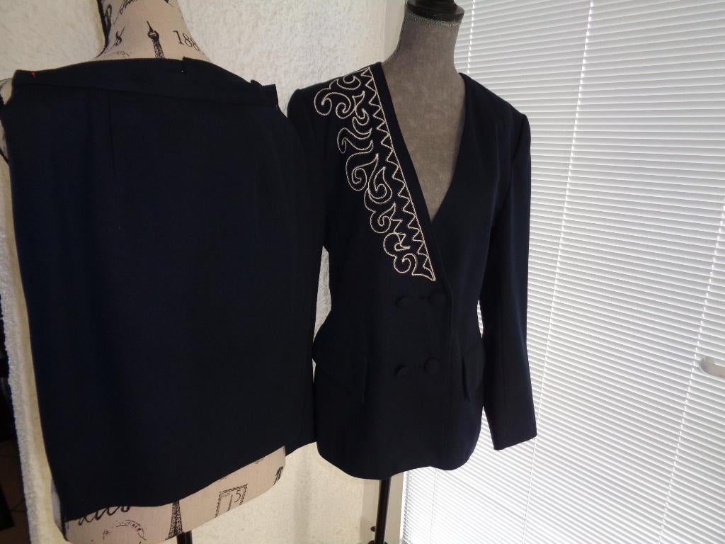 Tailleur Jupe Bleu marine broderie sur le devant Taille 38, Kleding | Dames, Jasjes, Kostuums en Pakken, Zo goed als nieuw, Kostuum of Pak