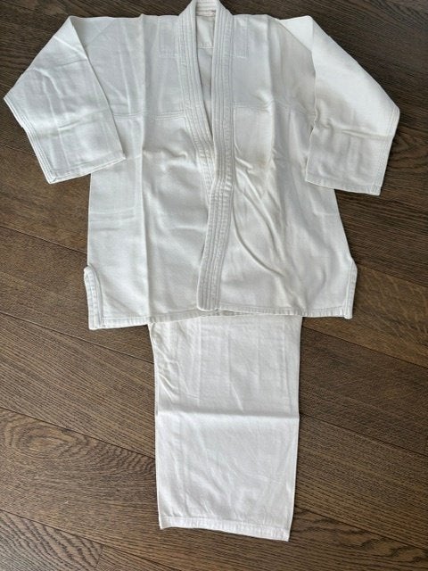 Costume de judo taille 2, Sports & Fitness, Sports de combat & Self-défense, Enlèvement ou Envoi, Comme neuf, Taille S, Costume d'arts martiaux