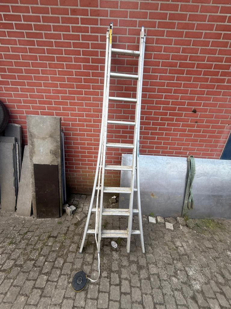 Aluminium ladder 2x 2,4 m, Doe-het-zelf en Bouw, Ladders en Trappen, Ophalen, Zo goed als nieuw, Ladder
