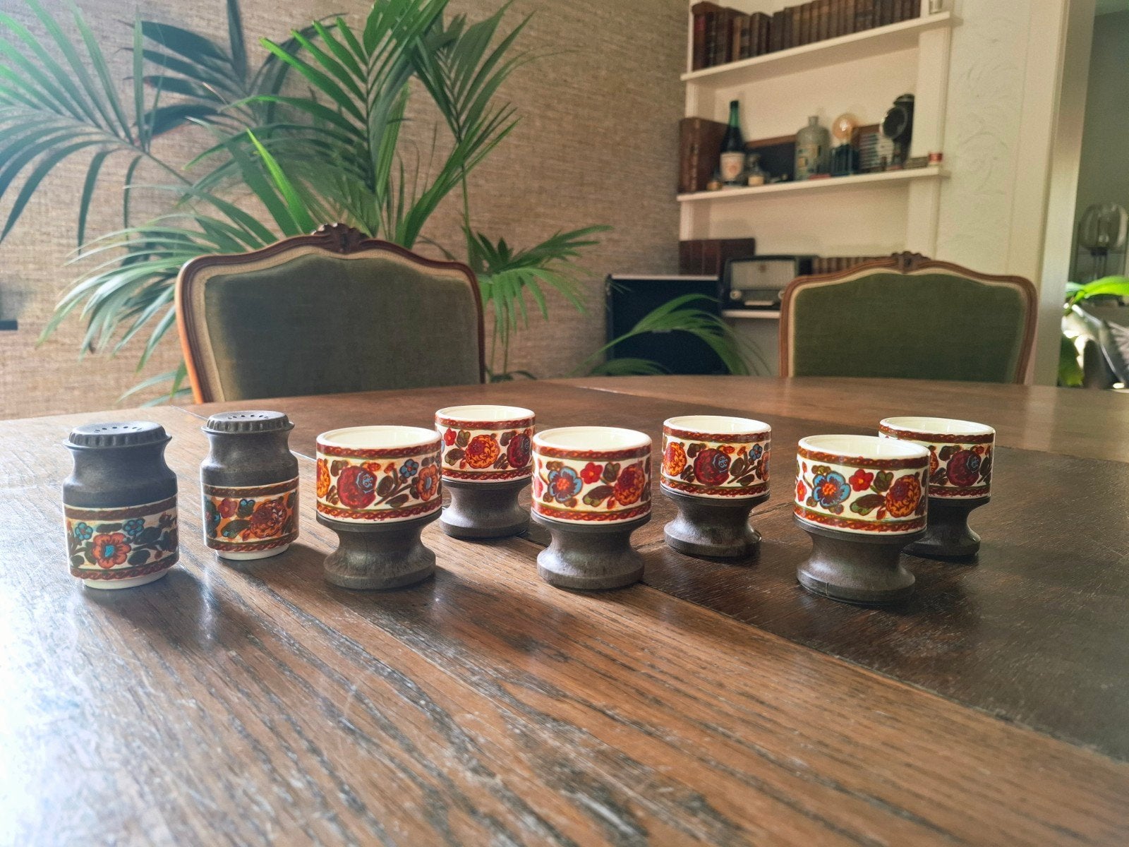 Vintage bloemmotief eierdopjes met peper- en zoutvaatjes, Antiek en Kunst, Ophalen of Verzenden