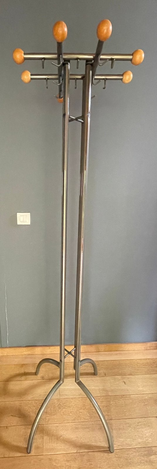 Kapstok op metalen en grijze houten standaard, Ophalen, Gebruikt, Metaal, Staande kapstok