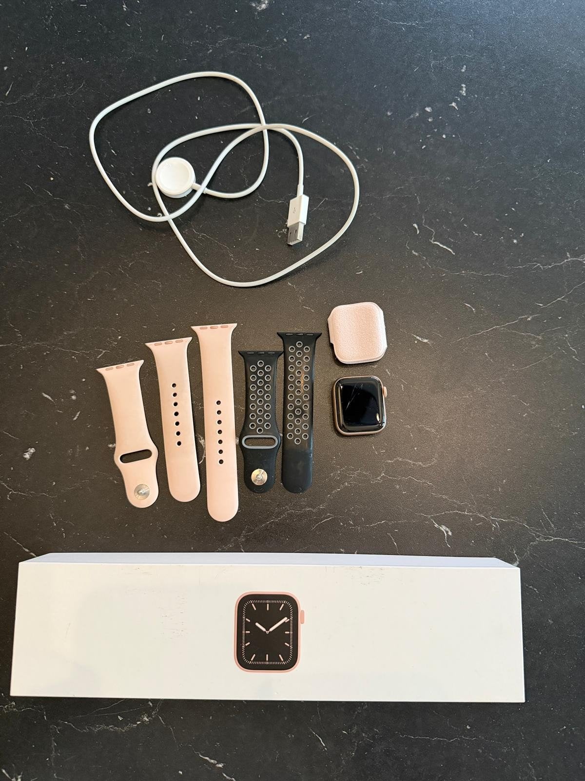 Apple Watch series 5, Handtassen en Accessoires, Smartwatches, Ophalen, Roze