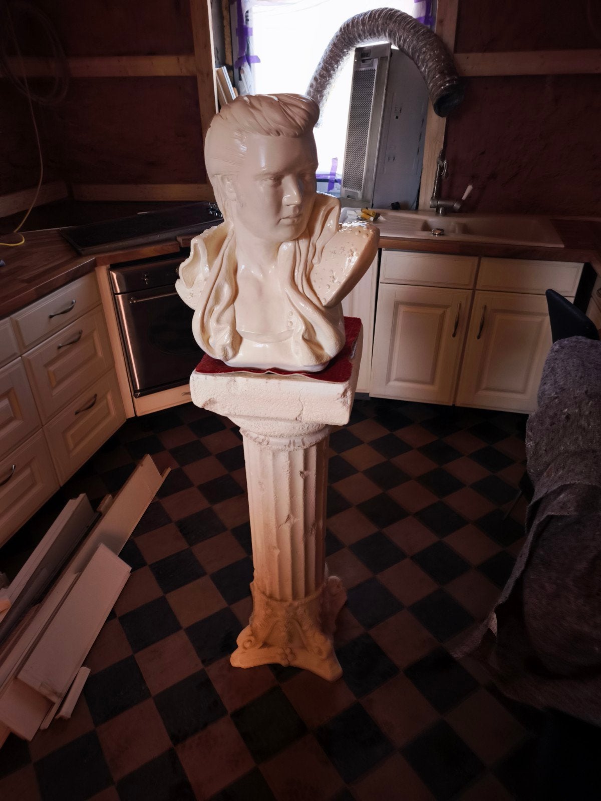 Buste met basis van Levis Presley, Ophalen