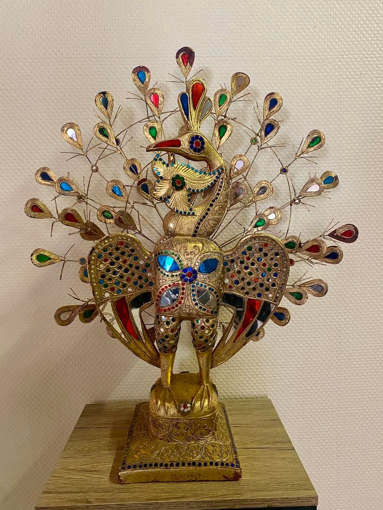Sculpture de paon birman en bois doré, Enlèvement