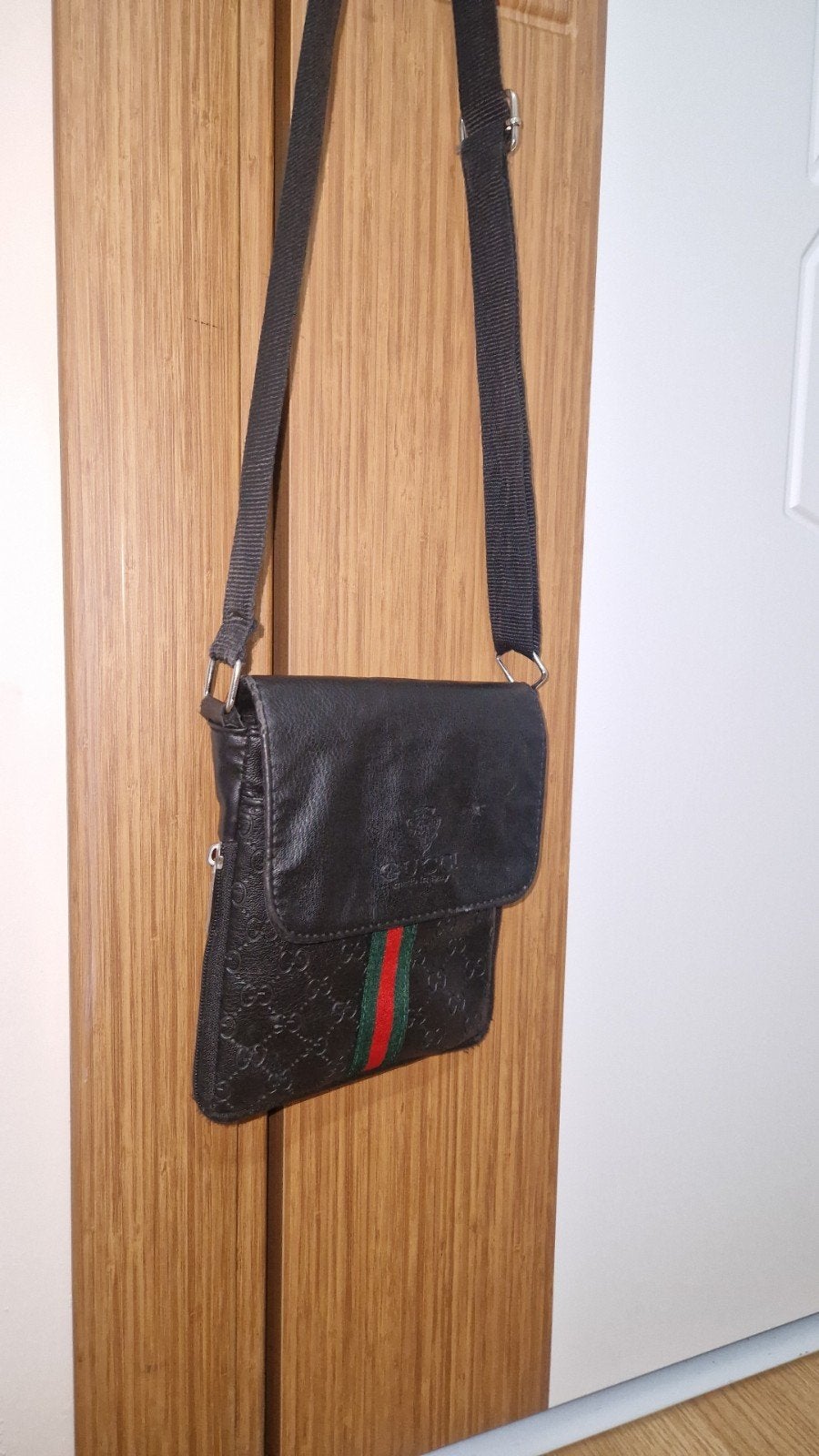 Saccoche Gucci noir, Bijoux, Sacs & Beauté, Sacs | Sacs à bandoulière, Enlèvement ou Envoi, Noir