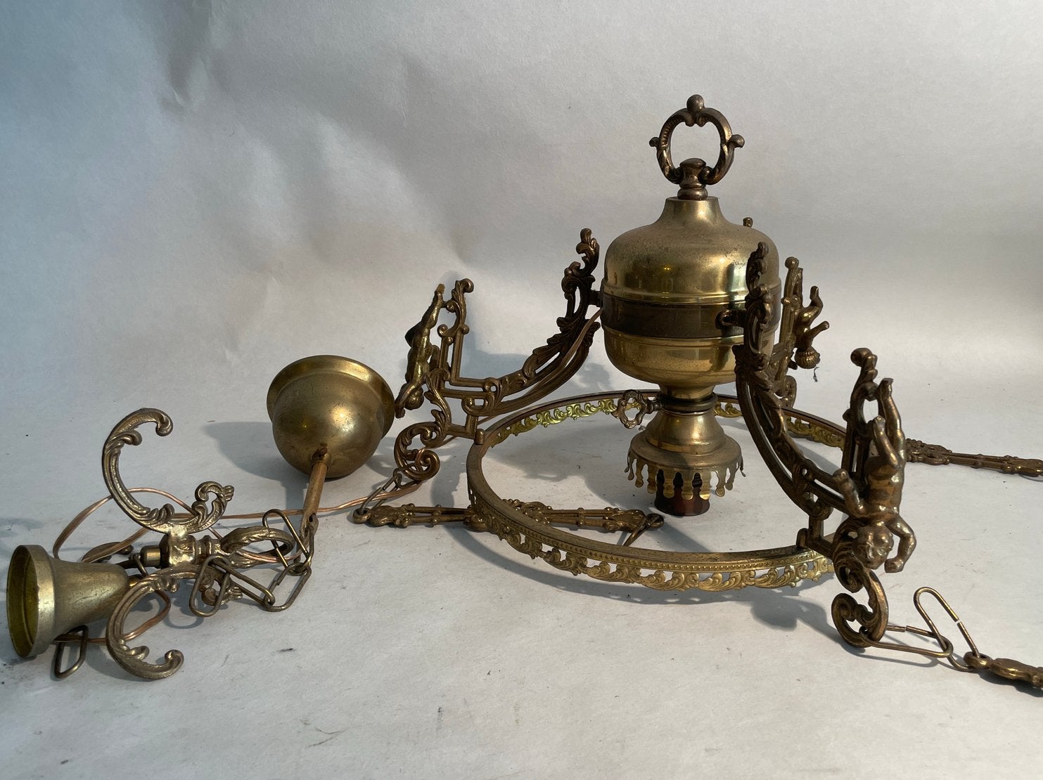 Antieke messing hangende kroonluchter, Ophalen