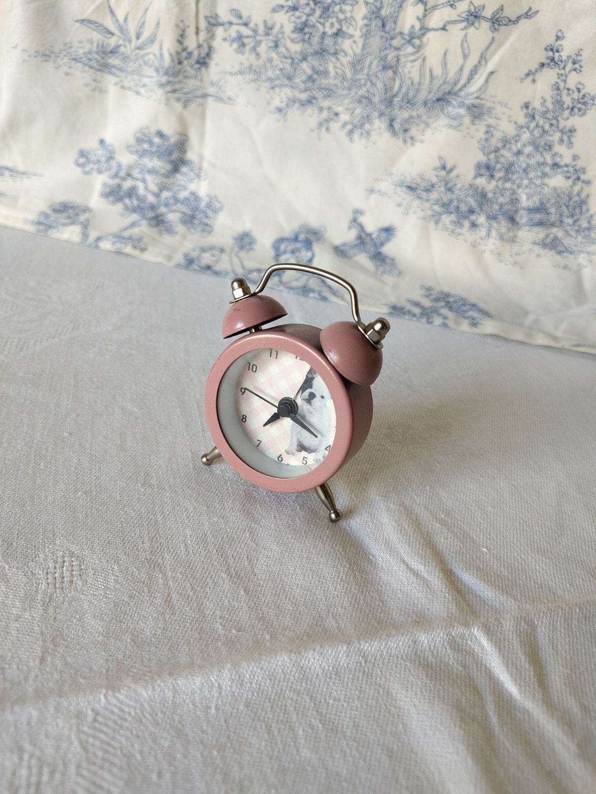 Petit réveil rose vintage motif chien bouledogue, Enlèvement ou Envoi, Utilisé, Chien ou Chat, Autres types