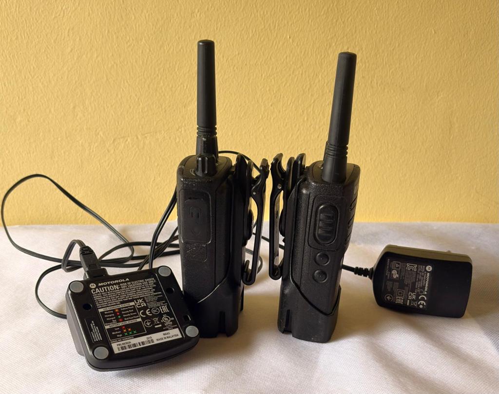 Motorola XT420 – 2 talkies-walkies + chargeur, Télécoms, Talkies-walkies & Walkies-talkies, Enlèvement, Neuf, Talkie-walkie ou Walkie-talkie