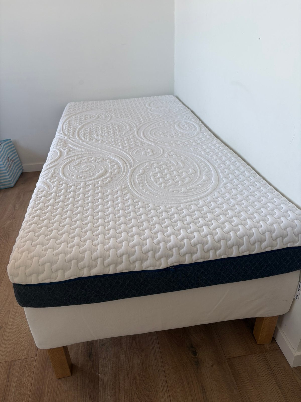 Lit Sommier IKEA 90x200 avec le matelas Cool Gel ergonomique, Enlèvement, Comme neuf, Sommier