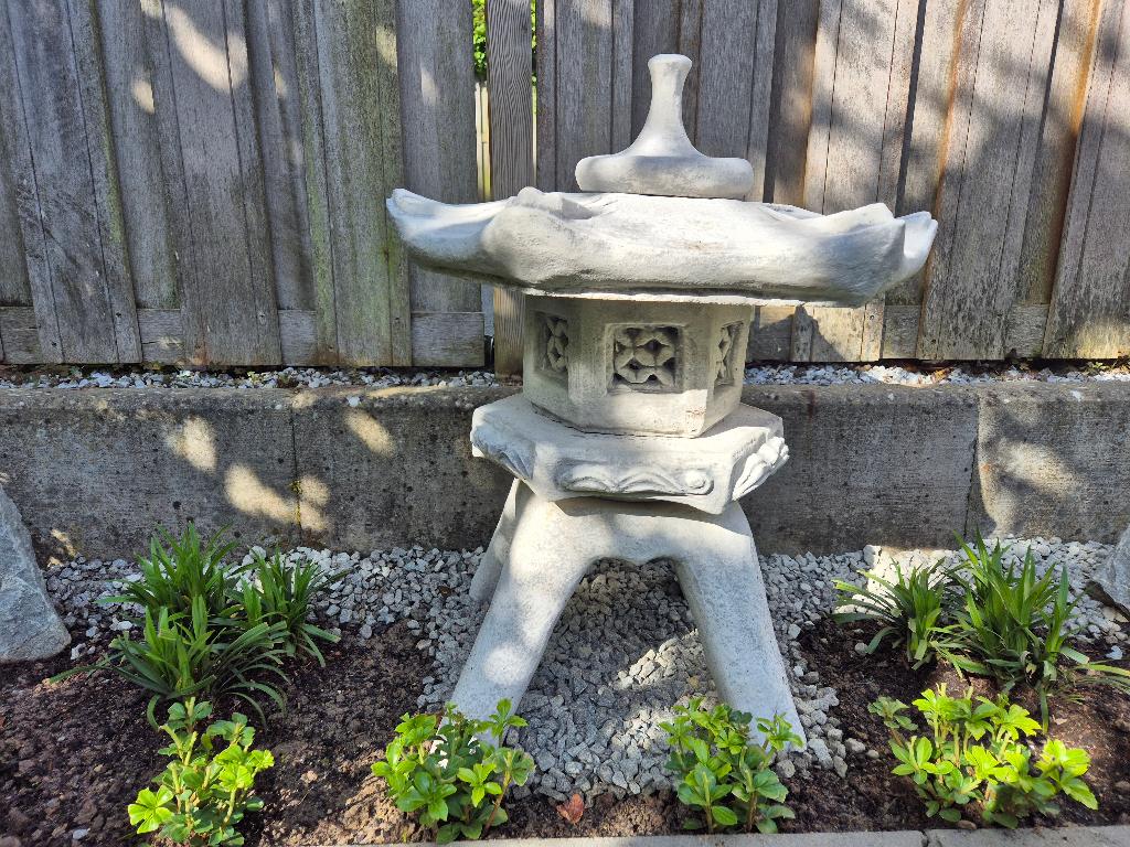 Te koop: mooie Japanse lantaarn, Jardin & Terrasse, Statues de jardin, Utilisé, Autres types, Béton, Enlèvement