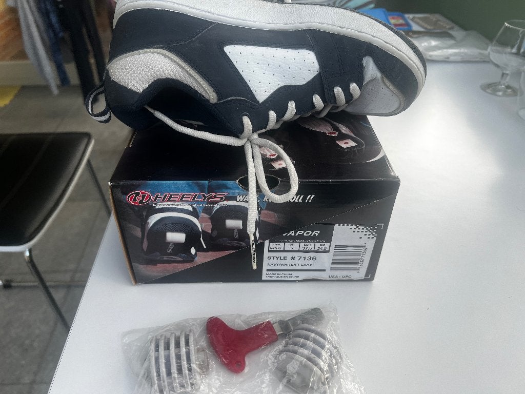 Chaussures à roulettes Heelys - Taille 37.5, Enlèvement ou Envoi, Utilisé, Garçon ou Fille, Chaussures