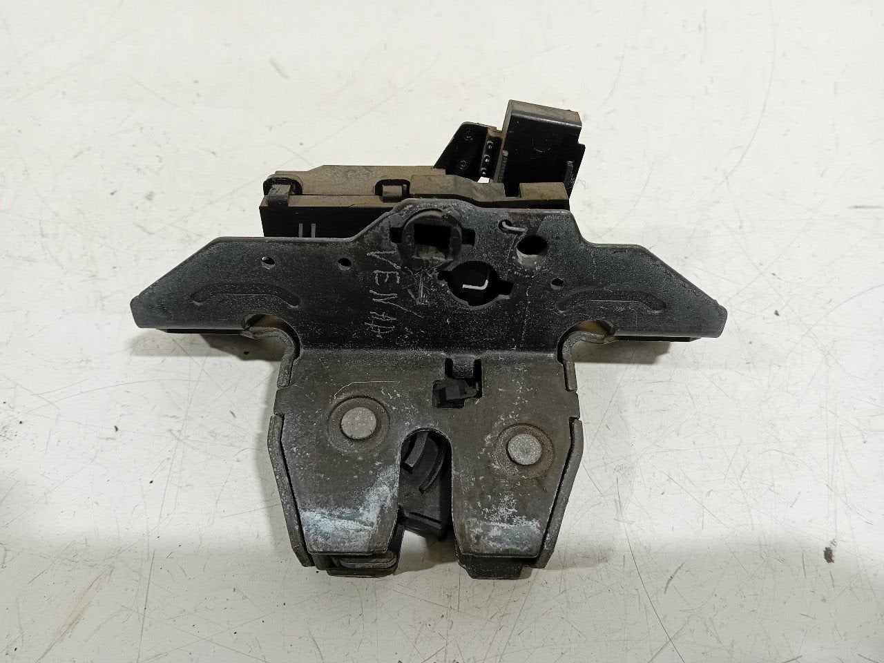 Slot mechaniek kofferdeksel achterklep elektrisch Opel Astra, Onderdelen@venauto.nl, Van der Ven Autorecycling B.V., Ettenseweg 76, 4706 PB Roosendaal, The Netherlands