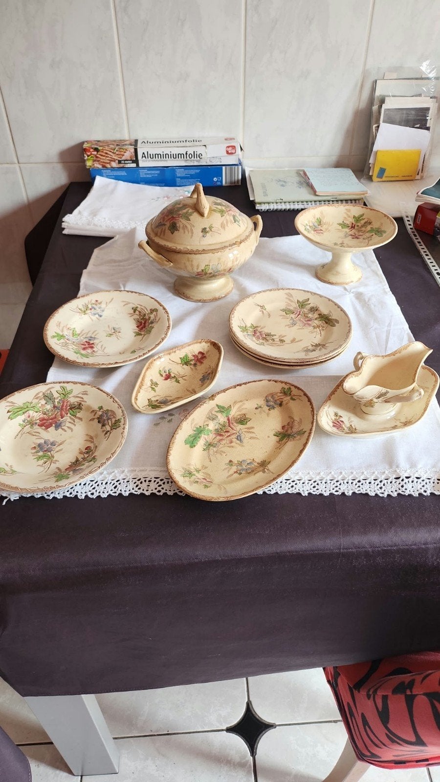 Ancien service de vaisselle en faïence modèle Ivoire, Vacatures